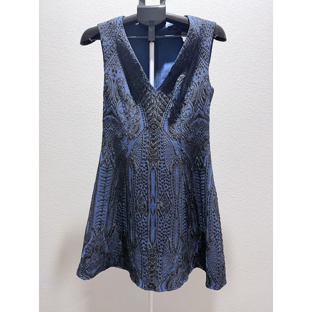 BCBGMAXAZRIA Women's Sleeveless Size 4 Blue & Black Lined Dress Great Condition